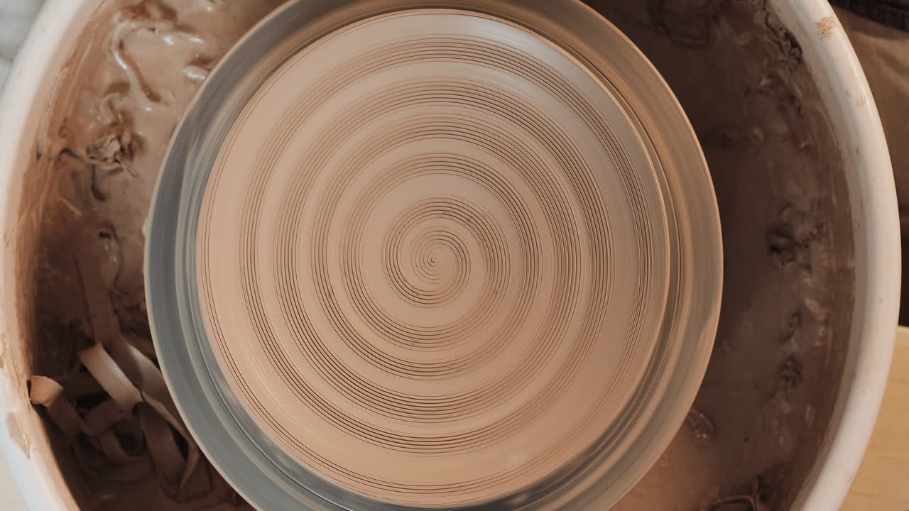 도자기 바 에 점토 를 는 손 들