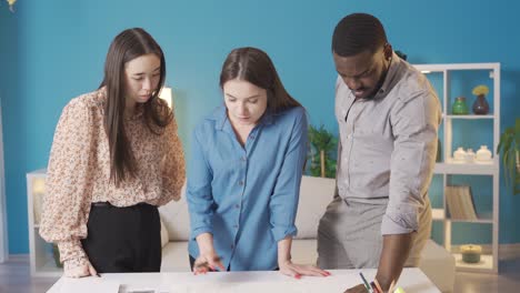 jóvenes estudiantes universitarios de diferentes razas estudian en casa.
