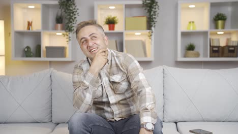 el hombre enamorado se siente feliz.