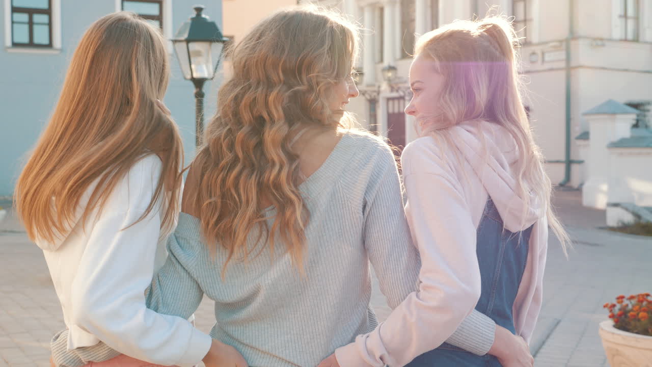 세 명의 친구들이 함께 즐거운 시간을 보내고 있습니다.