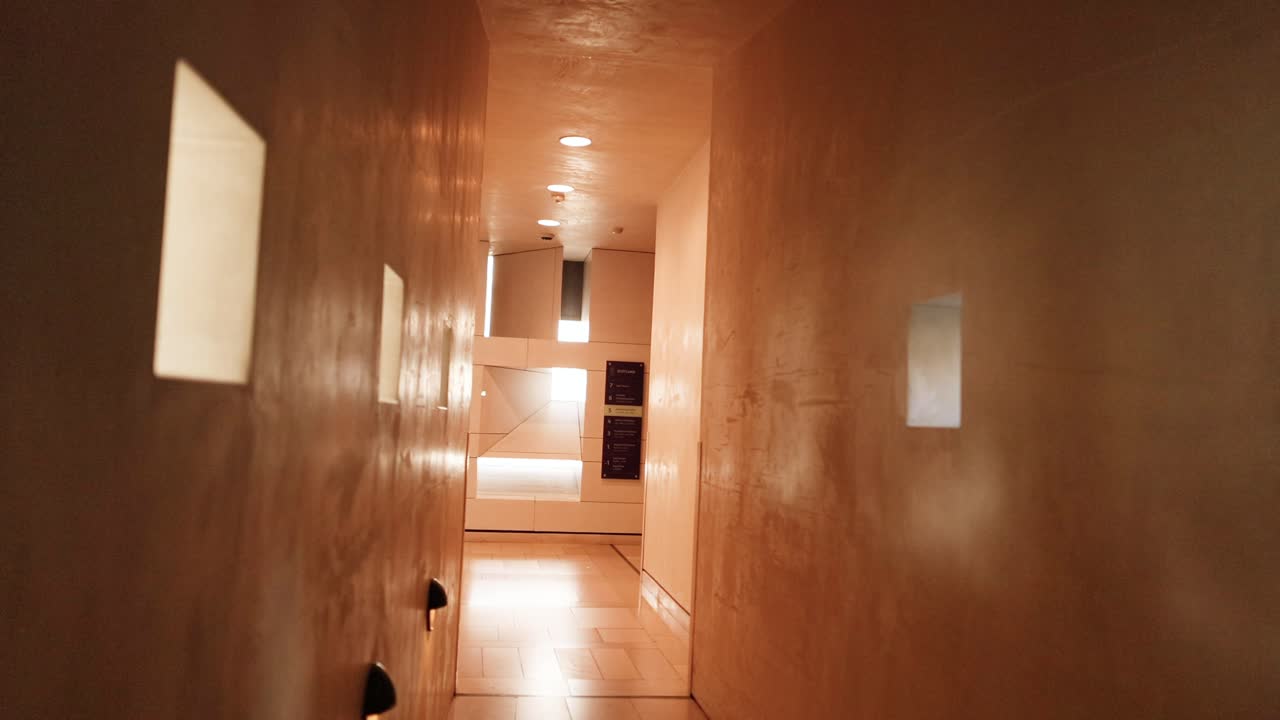 따뜻한 조명과 창문이 있는  빈 복도
