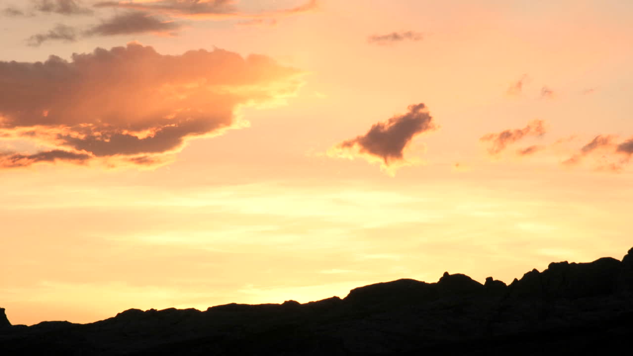 황금시간 하늘에서 밝은 주황색의 느린 오른쪽 팬이 강화되고 희미해집니다.