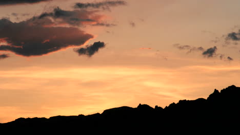 Langsamer-Rechter-Pan-Von-Leuchtend-Orangefarbenen-Farben-Am-Goldenen-Stundenhimmel,-Der-Sich-Intensiviert-Und-Verblasst