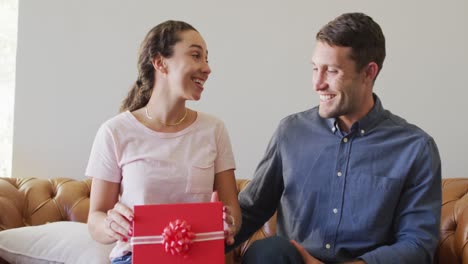 joven pareja caucásica feliz en el amor pasando el día de san valentín en casa