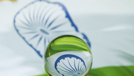 la bandera de la india está ondeando contra el cielo azul en 4k.