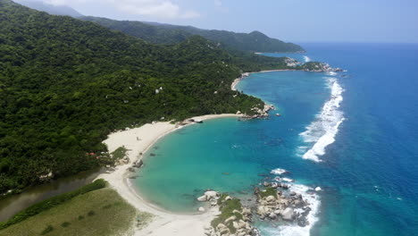 Vista-Aérea-De-Drones-Sobre-El-Parque-Nacional-Tayrona-En-Colombia,-Sudamérica