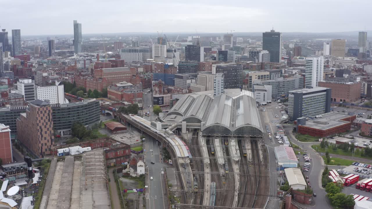 맨체스터 피카딜리 스테이션 02 궤도를 도는 드론 샷