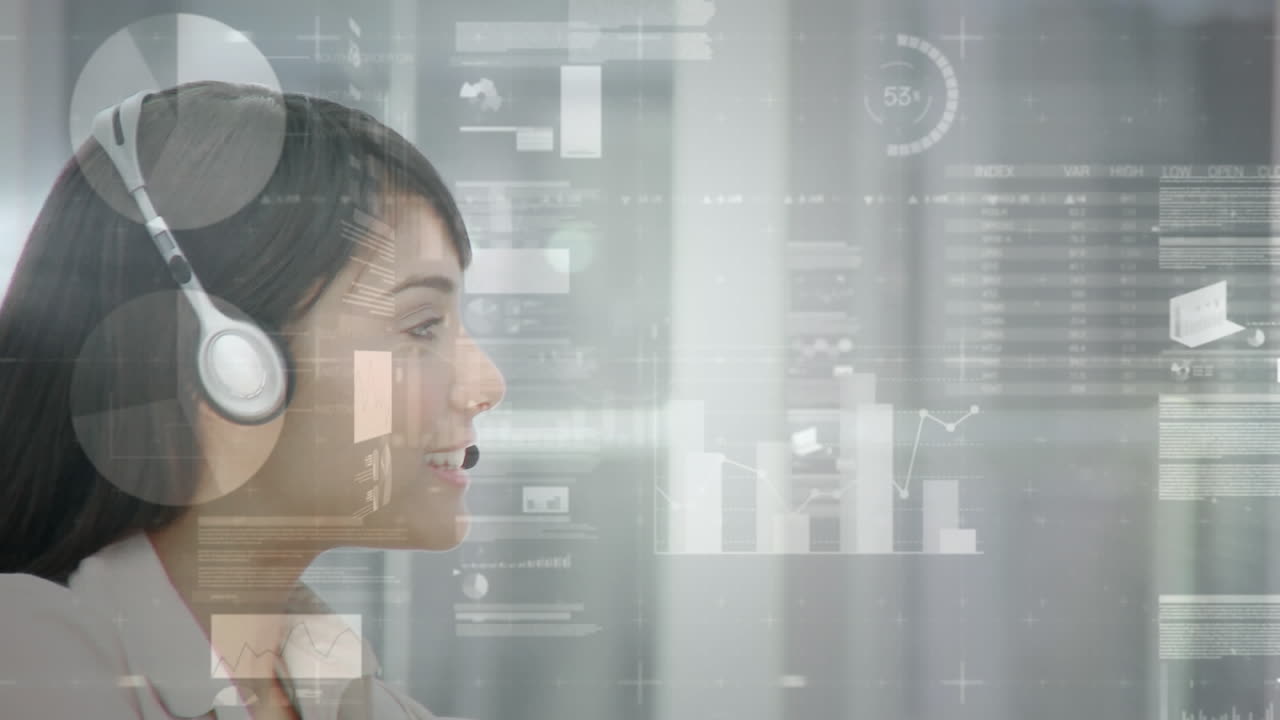 Animazione di elaborazione di dati finanziari e statistici su una donna d'affari con cuffie telefoniche