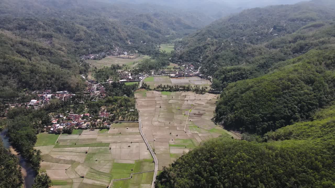 vista aérea del campo en el distrito de pacitan, java oriental, indonesia