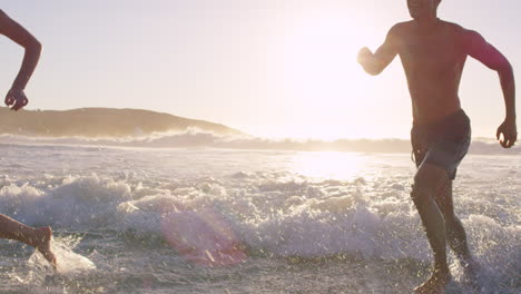 Eine-Vielfältige-Gruppe-Von-Freunden-Schwimmt-Bei-Sonnenuntergang-Im-Meer