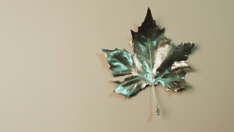 video de la hoja metálica de otoño de halloween con espacio de copia sobre fondo amarillo