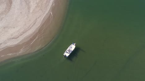 Vista-Aérea-De-Un-Barco-Black-Jack-Pescando-En-Aguas-Poco-Profundas