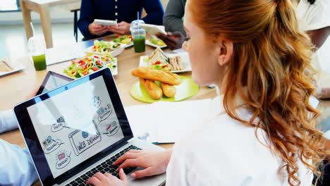 Ejecutivos-Trabajando-Juntos-En-La-Cafetería