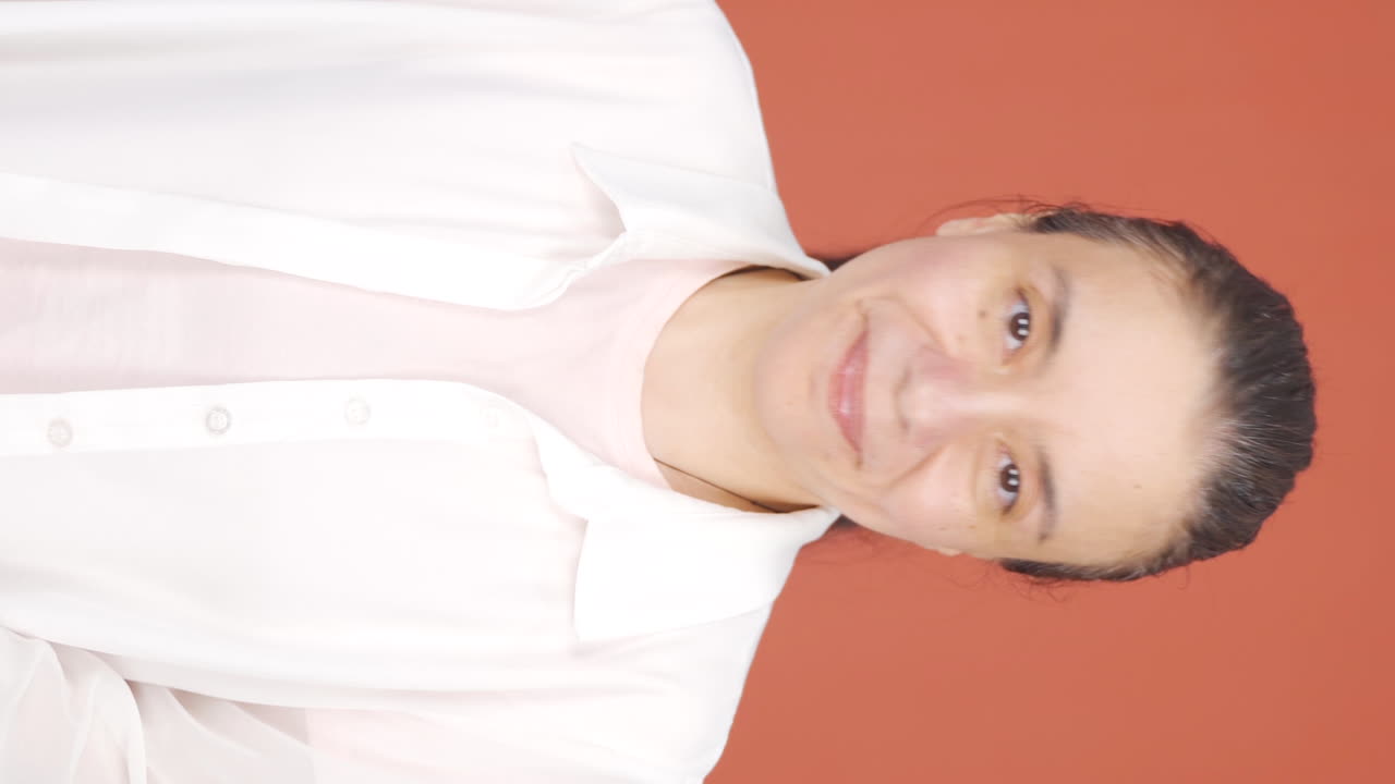 그녀가 들은 뉴스를 좋아하고 승인한 여성의 수직 비디오입니다.