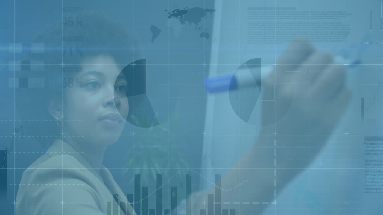 animación de diagramas y procesamiento de datos sobre mujer de negocios biracial tomando notas