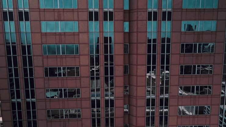 inclinazione cinematografica sulle strade di chicago, sul lago e su una barca 4k
