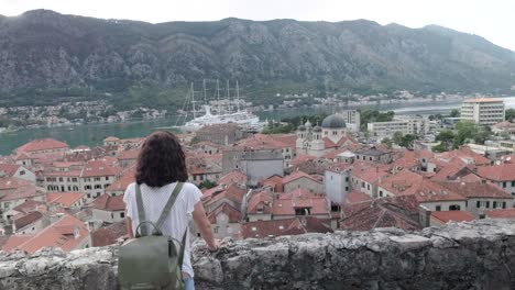 hermosa bahía de kotor en montenegro durante una puesta de sol en los balcanes