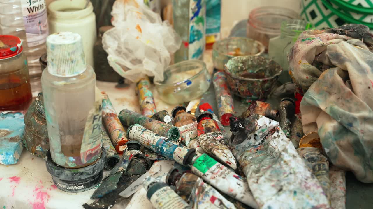 Inquadratura statica di vernici, tinture, solventi e altri articoli per la pittura.