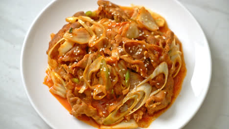 Cerdo-Salteado-Con-Pasta-Picante-Coreana-Y-Kimchi---Estilo-De-Comida-Coreana