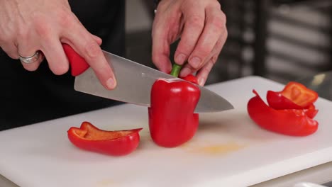 el chef preparando pimientos rellenos
