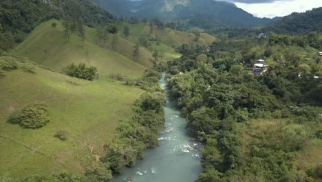 drone aéreo volando sobre el río cahabon en guatemala, vista de pájaro, bosque tropical