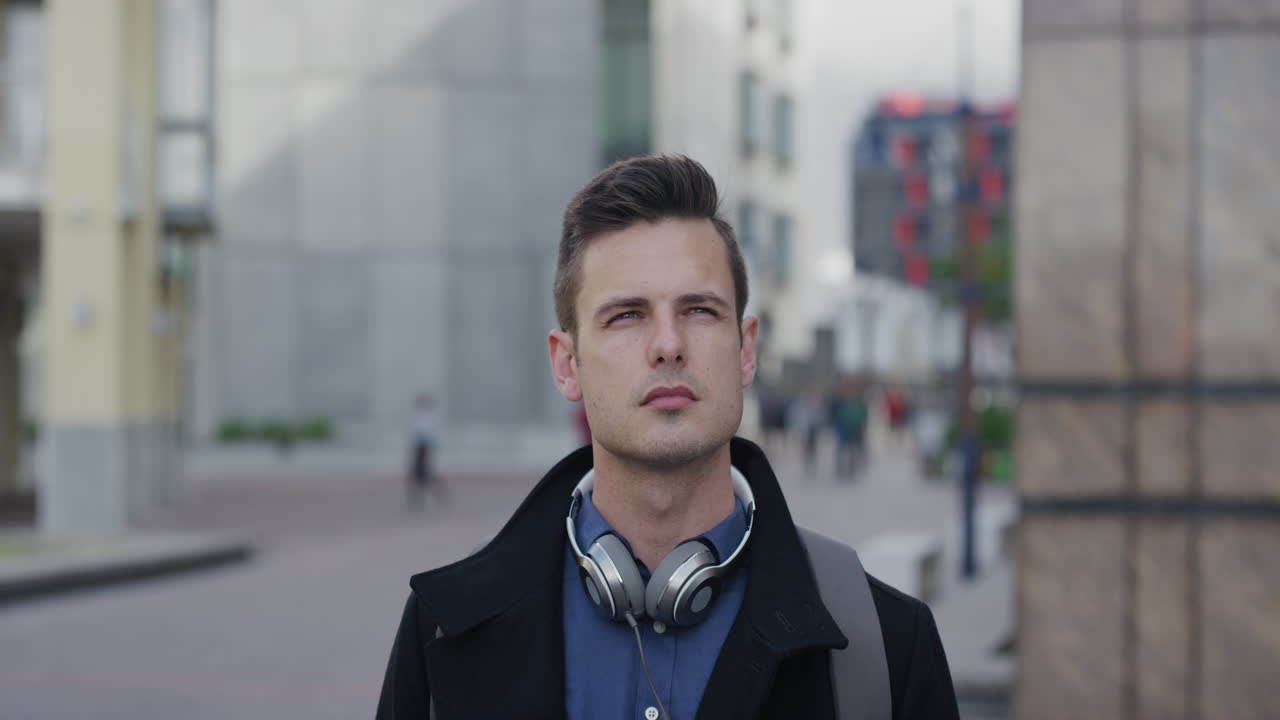 초상화 젊은 성공적인 사업가 사려 깊은 전문 기업가 도시에 서있는 백인 남성 통근자 기다리는 성찰적인 느린 동작