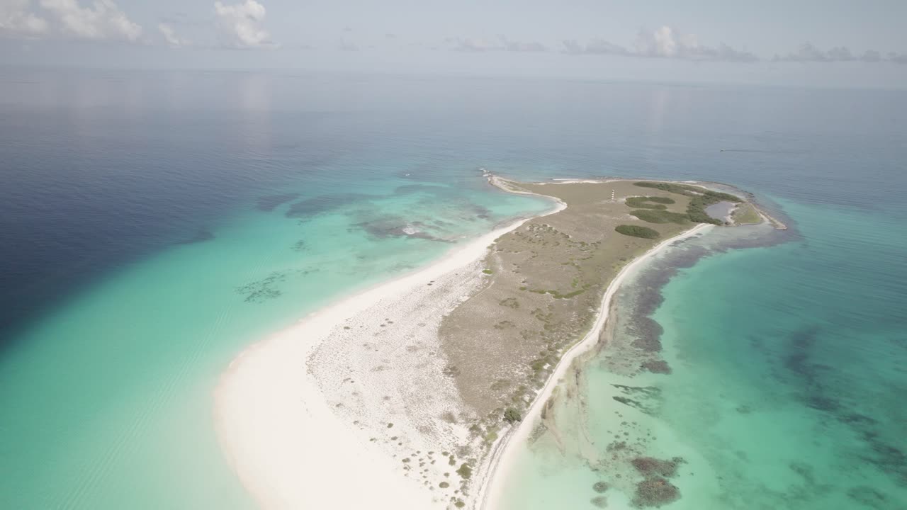 Cayo de Agua nell'arcipelago di Los Roques con acque cristalline, vista aerea