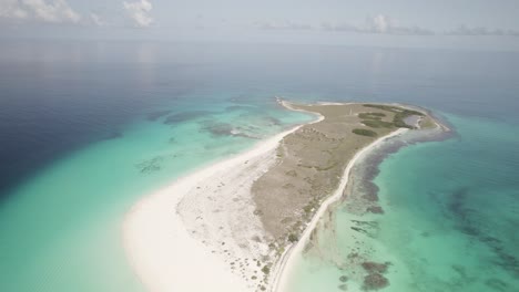cayo de agua en el archipiélago de los rocas con aguas azules claras, vista aérea