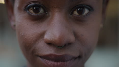 Porträt-Einer-Traurigen-Afroamerikanischen-Frau,-Die-In-Die-Kamera-Blickt