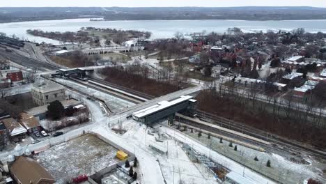 drone volando sobre una estación de tren en un día nevado en hamilton