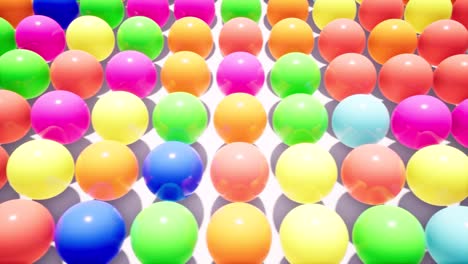 movimiento de la cámara sobre bolas de plástico de color. 4k