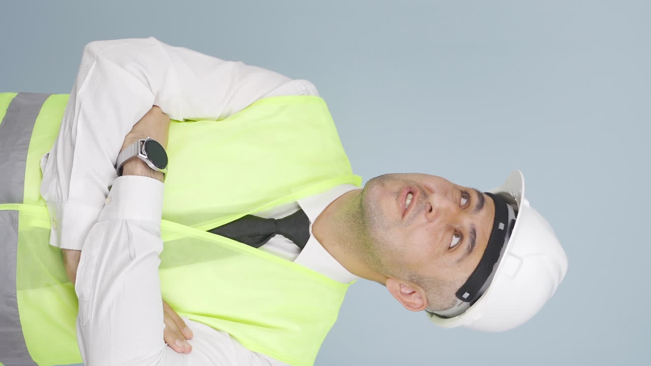 el video vertical del ingeniero viendo la construcción es reflexivo.