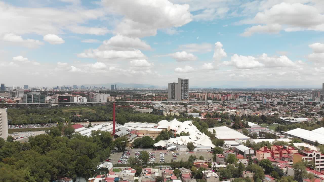 drone vista panorámica del sur de cdmx, drone volando hacia adelante con vistas al norte de la ciudad