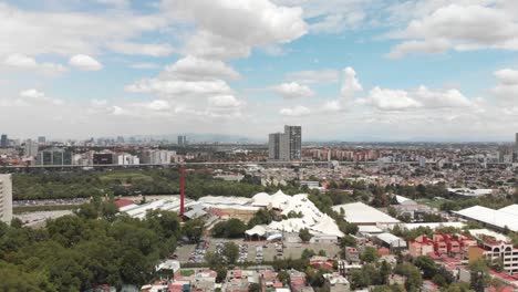 Drone-Vista-Panorámica-Del-Sur-De-Cdmx,-Drone-Volando-Hacia-Adelante-Con-Vistas-Al-Norte-De-La-Ciudad