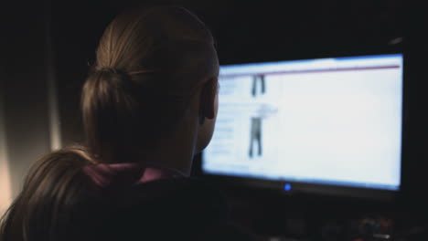 mujer trabajando con pc