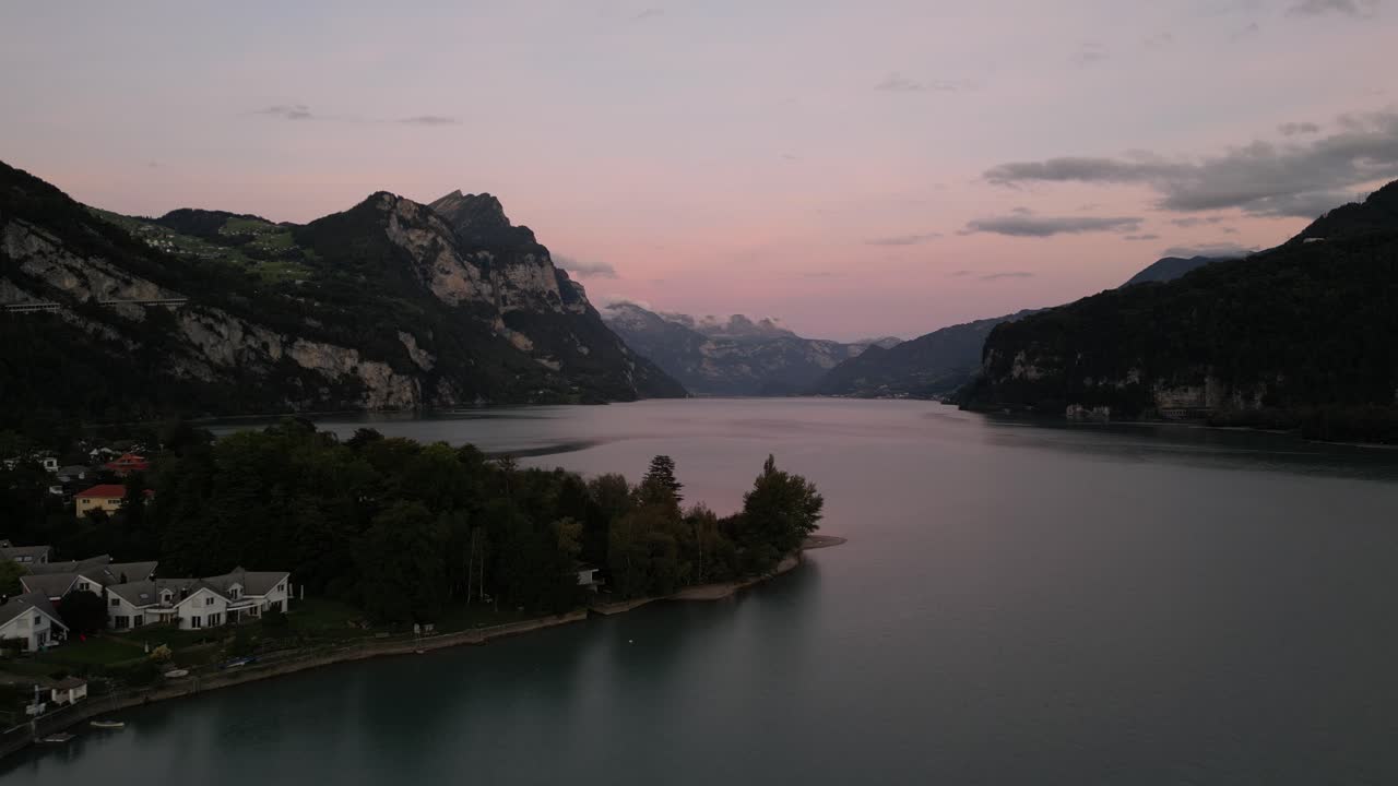 vista de aviones no tripulados sobre el lago walensee en el cantón de st.