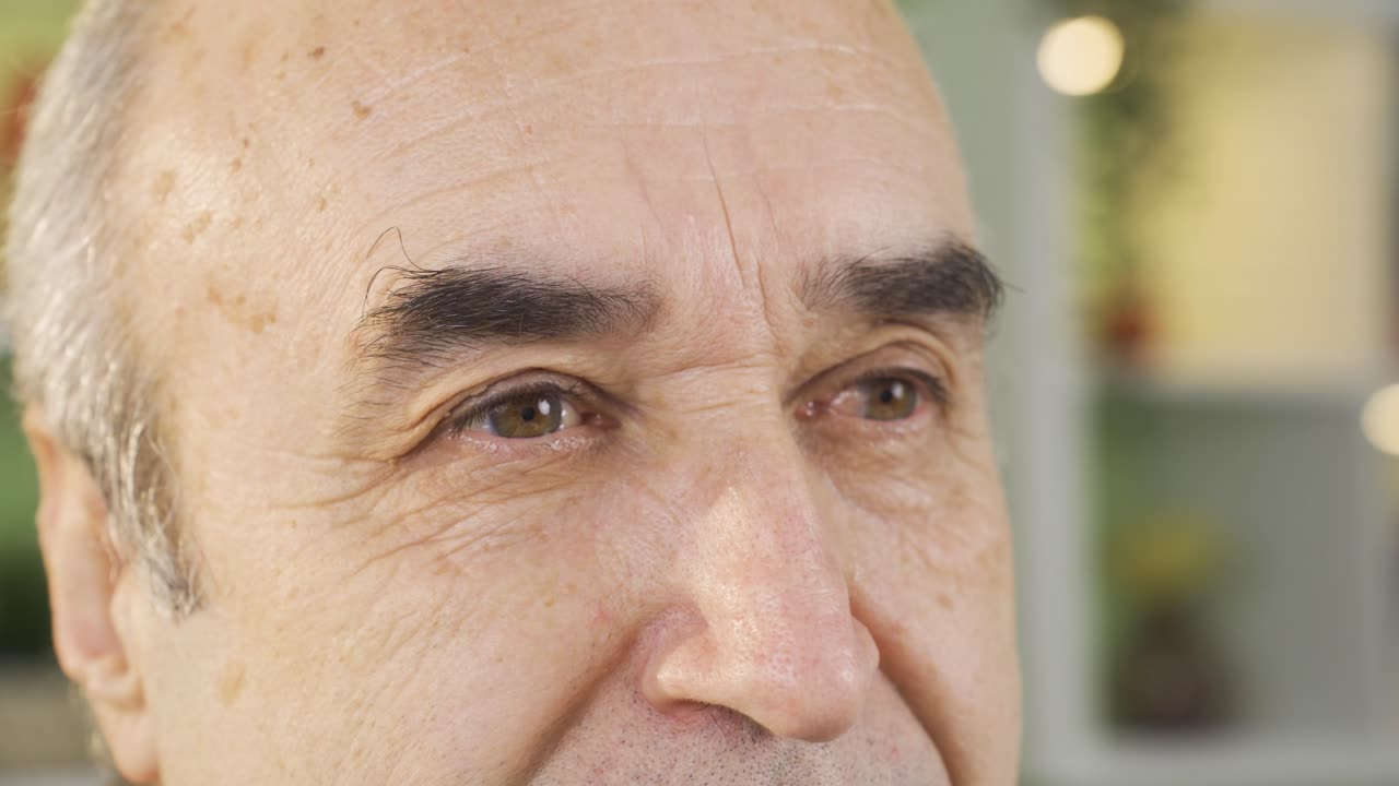 ojos de anciano sorprendido.