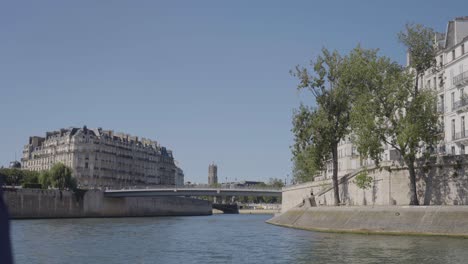 Vista-De-La-Ciudad-Y-Puentes-Desde-Un-Barco-Turístico-En-Ile-Saint-Louis-En-París-Francia-Filmada-En-Cámara-Lenta-1
