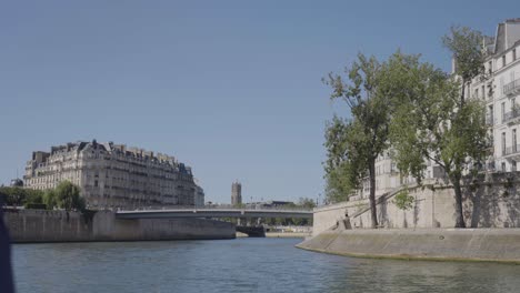 Blick-Auf-Die-Stadt-Und-Die-Brücken-Vom-Touristenboot-Auf-Der-Ile-Saint-Louis-In-Paris,-Frankreich,-Aufgenommen-In-Zeitlupe-1