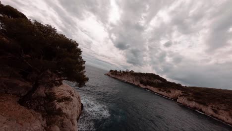 Antena-Fpv-Sobre-El-Mar-Mediterráneo-Y-Acantilados-En-El-Sur-De-Francia