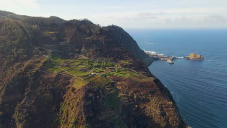 Hermoso-Pequeño-Pueblo-Cerca-Del-Océano-En-Madeira,-Portugal