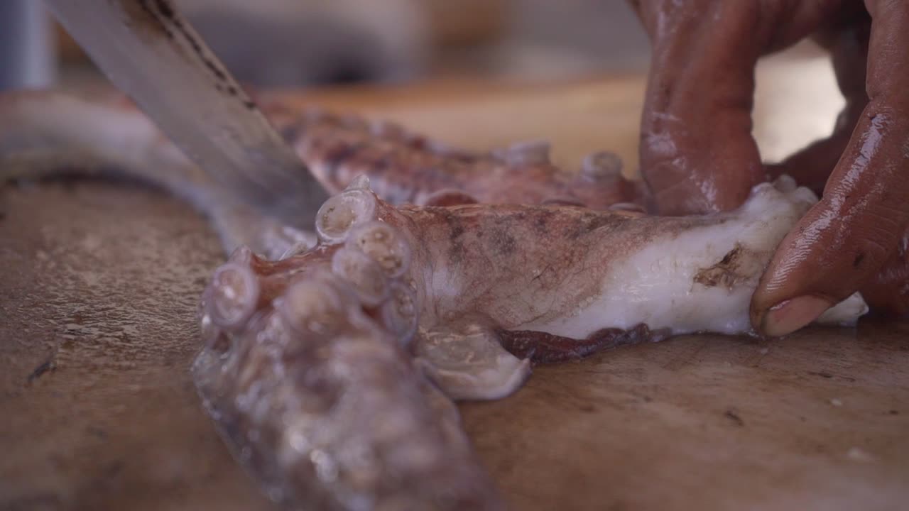cocinar y cortar un pulpo. fotografía de cerca