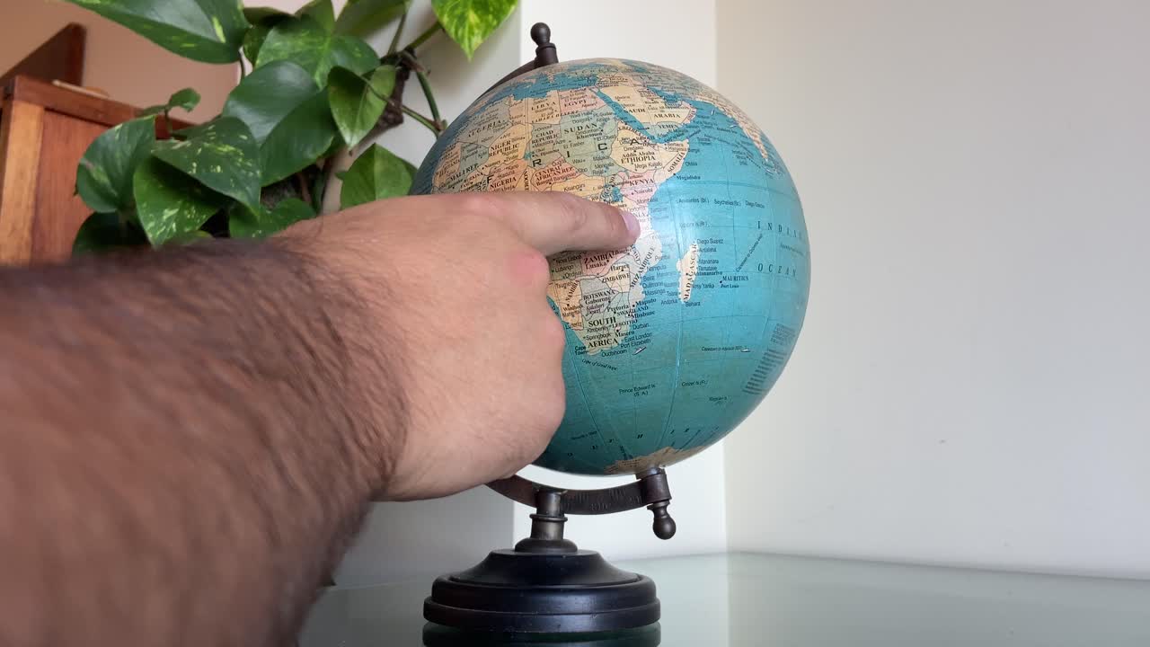 hombre caucásico aprendiendo sobre el continente de áfrica