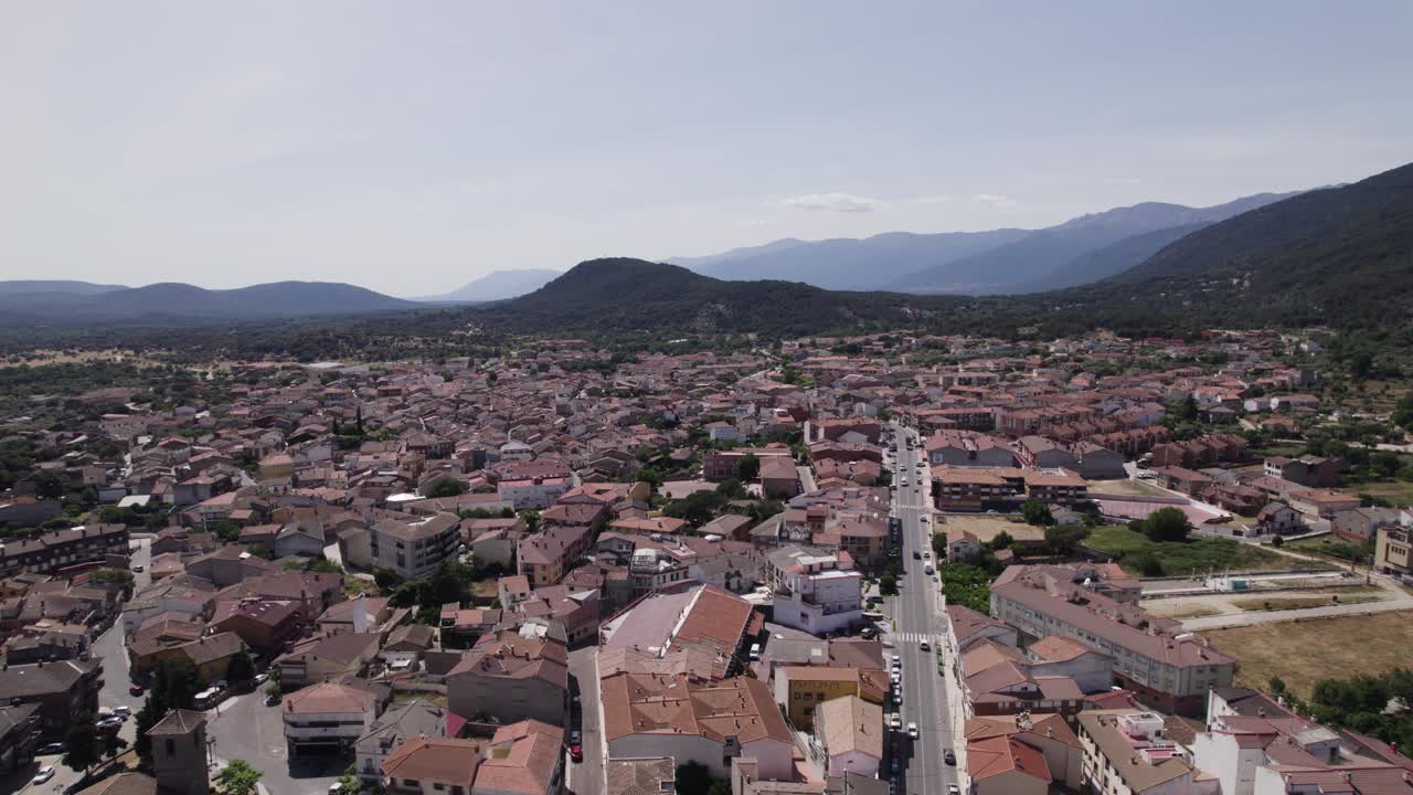 avión volando sobre sotillo de la adrada en la provincia de ávila, españa