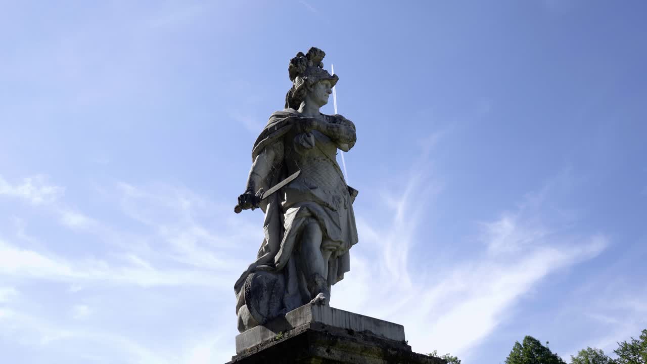 una antigua estatua griega frente a un cielo azul