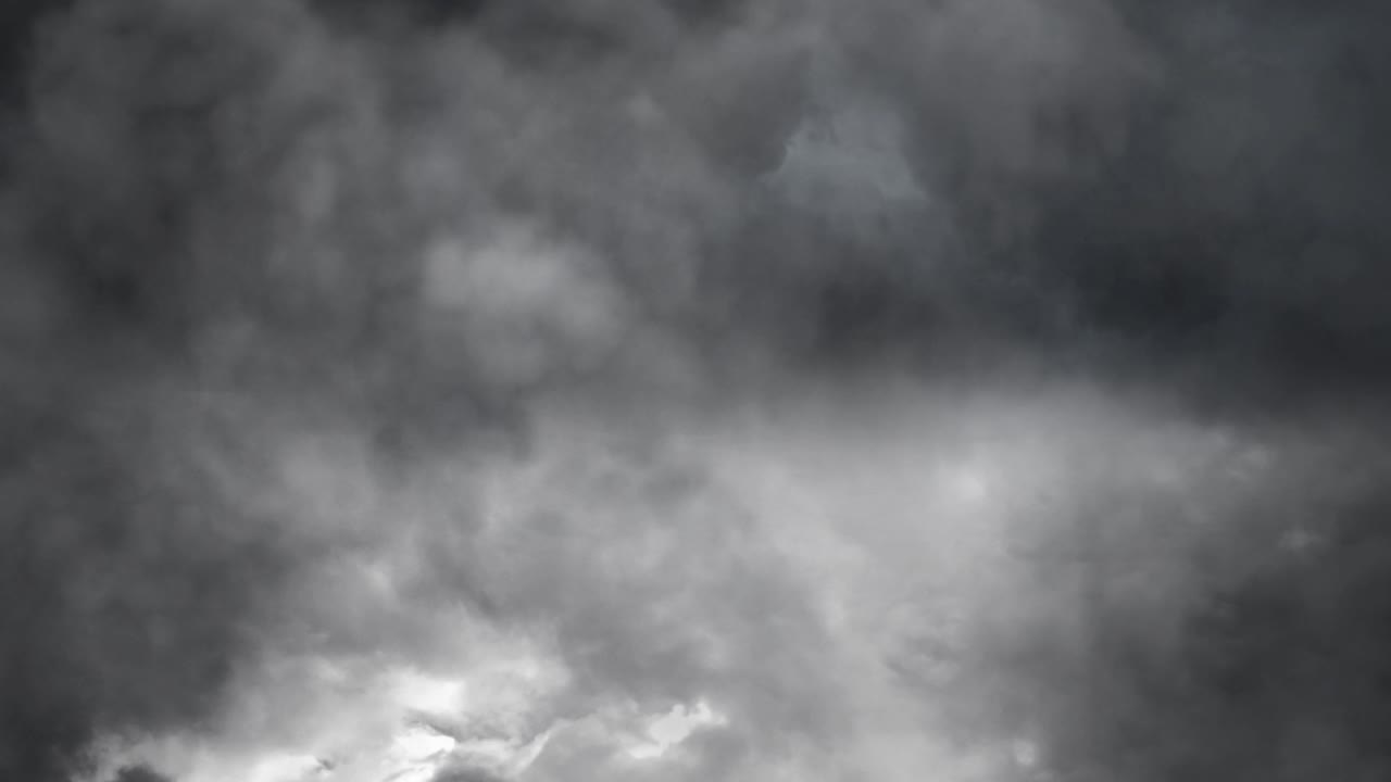 번개가 어두운 하늘을 반이는 빛으로 개버렸다.