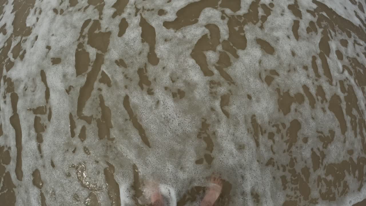 felicidad de aguas blancas: pies bañados en cascadas brillantes, vista de arriba hacia abajo