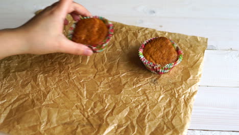 Muffins-Machen.-Der-Koch-Legt-Muffins-Auf-Backpapier-Aus.-Vanillemuffins