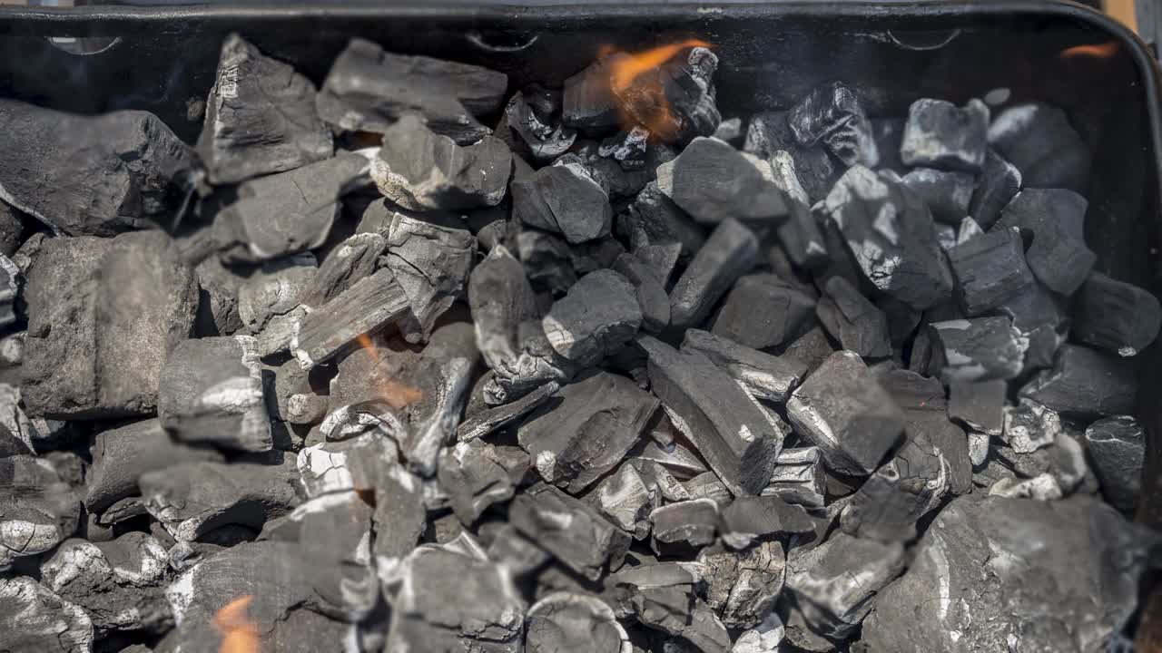cinemagraph de un fuego ardiente en carbón quemado en una parrilla de barbacoa