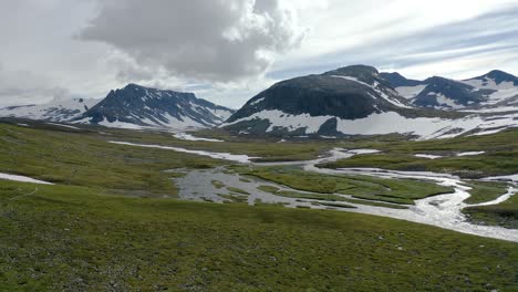 río y nieve por la montaña de sylarna